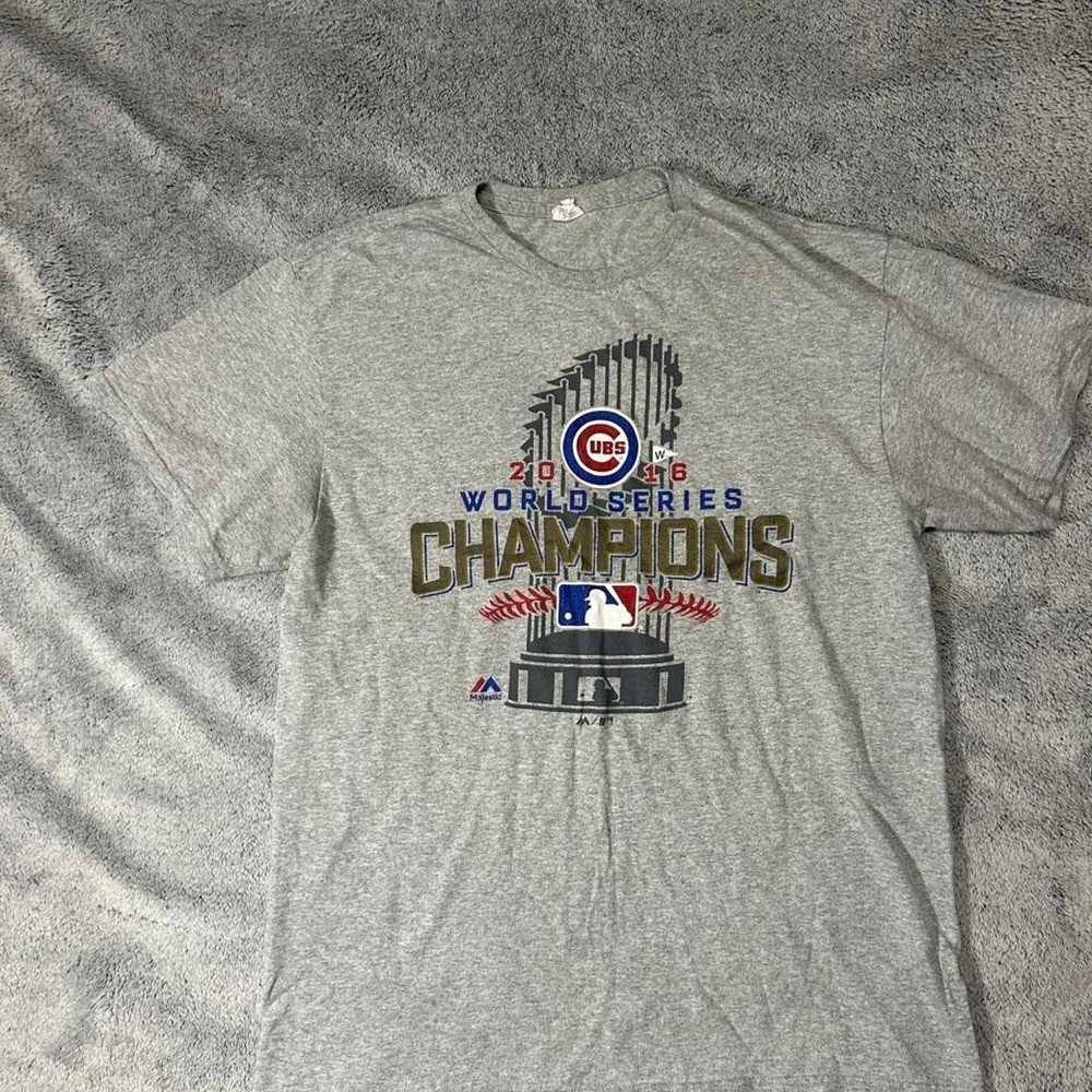 Majestic graphic tee  the Cubs' historic 2016 World Series win Men's large